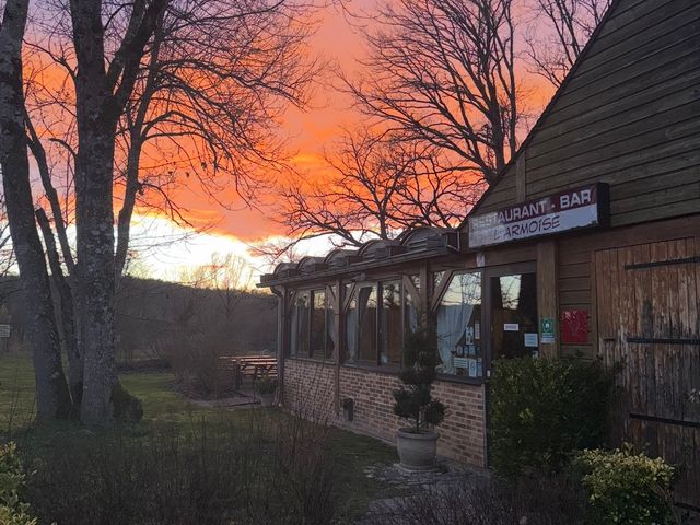 Restaurant l’Armoise Devanture au couché de Soleil