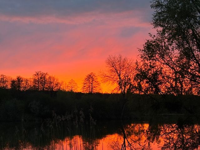 Restaurant l’Armoise Plan d'Eau au couché de Soleil