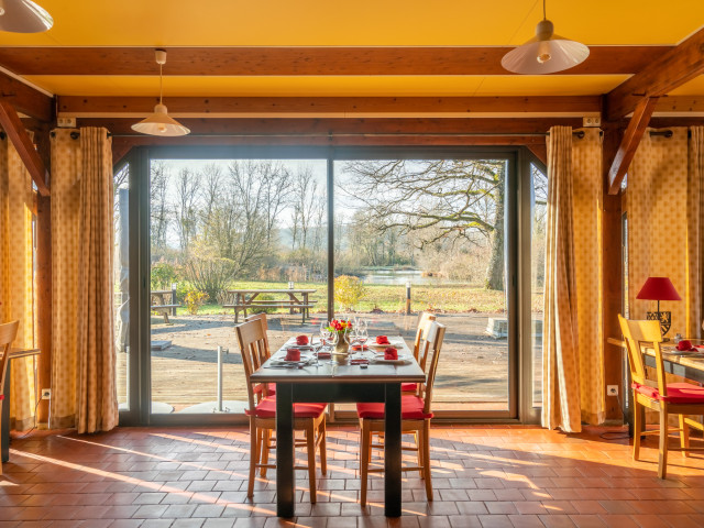 Restaurant l’Armoise Table bord de fenêtre